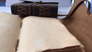 Diarios de cuero rústico de tema vintage de aspecto antiguo de ágata hechos a medida con papeles con bordes antiguos - Product Image 2