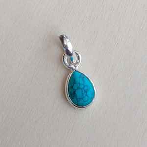 Collar con colgante de lágrima turquesa de plata de ley, regalo de joyería de piedras preciosas pequeñas para mujer, diseño hecho a mano - Product Image 2