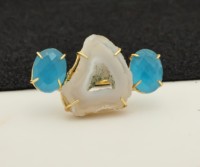 Bague élégante en laiton plaqué or 18 carats avec une pierre précieuse en agate naturelle unique pour un style féminin audacieux et luxueux