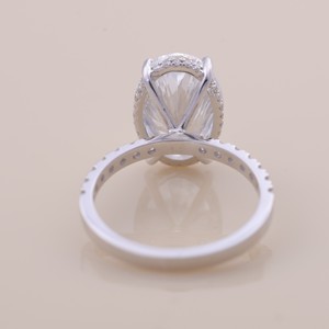 Anillo de Compromiso y Boda con Diamante Cultivado en Laboratorio, Corte Ovalado, Certificado por IGI, con Halo Oculto en Oro de 18K y Banda Pavé - Product Image 4