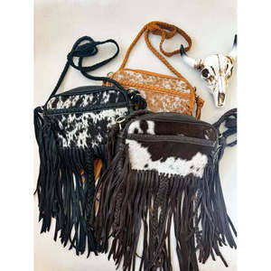 Bolso bandolera de piel de vaca marrón para mujer, estilo bohemio, con borlas y cremallera - Product Image 1