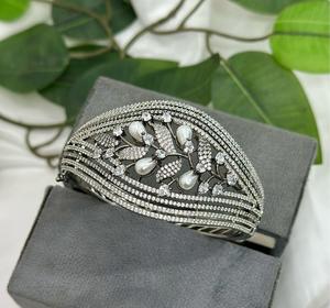 Bracelet ouvrable en argent de qualité supérieure avec finition argentée élégante, collection pour mariage et fiançailles, à porter pour les fêtes, pour femmes - Product Image 1