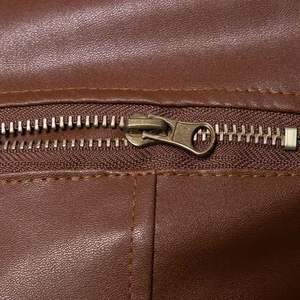 เสื้อแจ็คเก็ตหนังคุณภาพสูงพร้อมผ้าแคนวาส คอตั้งและโลโก้ด้านหน้า แบบมีฮู้ดสำหรับฤดูหนาวสำหรับผู้ชาย ระบายอากาศได้ดีและกันลม - Product Image 6