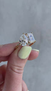 Poire et émeraude Toi Et Moi Bagues en diamant cultivées en laboratoire Bagues de promesse luxueuses en or pur 18 carats pour elle à des prix abordables en gros - Product Image 5