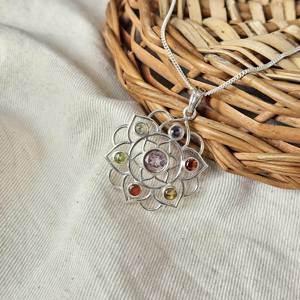 Pendentif en argent sterling multi-facettes à sept pierres Conception légère de fleur de vie pour les occasions de cadeaux - Product Image 1