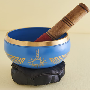 Cuenco de canto tibetano dorado con mantra escrito en su superficie y palo de madera para producir sonido disponible a precios al por mayor - Product Image 3