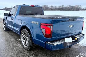 SUPER CLEAN - Ford F-150 XL 4x4 Coyote V8 2024 Usado, con Supercargador Whipple, Neumáticos R21, Color Azul Metálico Atlas, Bajo Kilometraje, SUV - Product Image 4