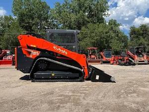 Chargeuse compacte sur pneus Kubota SSV65 robuste avec moteur EPA, système hydraulique Atos, pompe puissante et boîte de vitesses - Product Image 4