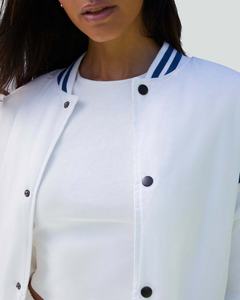 Chaqueta de bombardero de satén en blanco personalizada para mujer, venta al por mayor, chaqueta de béisbol abotonada transpirable reversible de satén universitario personalizada para mujer - Product Image 3
