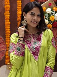 Elegante conjunto de cordón Kurta de algodón para mujer en un solo hermoso color verde claro o rosado con trabajo de bordado para ropa de Festival - Product Image 2