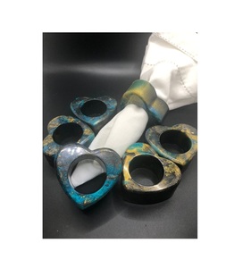 Servilleteros de resina coloridos con artesanía artística hecha a mano para cenas formales y arreglos de mesa únicos - Product Image 3
