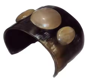 Venta directa de fábrica, brazalete de cuerno natural, pulsera artesanal de cuerno con acabado natural, artesanía de media luna - Product Image 1