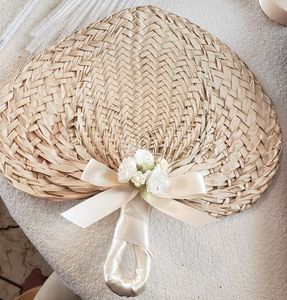 Abanico tradicional ecológico hecho a mano con hojas de palma para bodas y eventos - Product Image 2