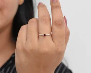 แหวนโกเมนทรงกลมทำด้วยมือสีแดงทำด้วยมือแหวนเงินสเตอลิง925 4มม. ของขวัญอัญมณีธรรมชาติที่ไม่ซ้ำใครสำหรับผู้หญิง - Product Image 2