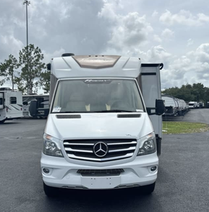 Prix réduit pour un camping-car de luxe R_e_g_e_ncy U_ltraa Brougham 25MB d'occasion de 2019 - Bon état, climatisation, cuisine - Product Image 2