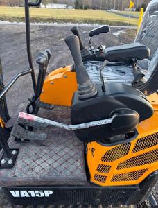 LIVRAISON GRATUITE Mini-excavatrice VA15P de 1,2 tonne homologuée EPA CE, moteur diesel de 15 ch, ROPS ouvert, lame de 37 pouces, largeur de 37 pouces, godet de 14 pouces, chenilles de 7 pouces - Product Image 6