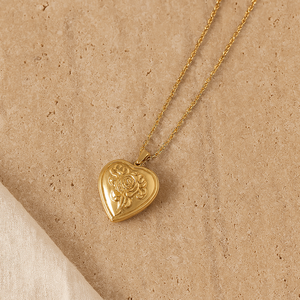 Collar con Medallón de Corazón Floral de Acero Inoxidable Chapado en Oro con Diamante y Perla - Product Image 4