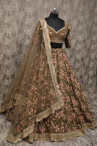 Alta demanda Lehenga Choli indio con Dupatta pesado para boda y uso de brida disponible a precios al por mayor de La India - Product Image 2