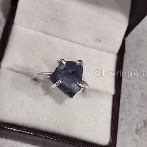 แหวนเงินแท้ 925 ประดับพลอยแทนซาไนต์ธรรมชาติ สำหรับผู้หญิง ดีไซน์แบบหนามเตย  หินประจำเดือนธันวาคม งานแฮนด์เมด เหมาะสำหรับเป็นของขวัญคริสต์มาส - Product Image 5