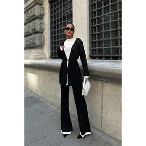 Conjunto de pantalones de punto con adornos calados Selvia 9957 - Product Image 5