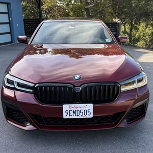 BMW M550i xDrive Twin-Turbo V8, AWD, modèle 2021, d'occasion haut de gamme - Product Image 1