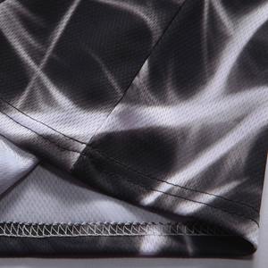 เสื้อยืดแขนสั้นผู้ชายขายส่ง ผ้าถัก พิมพ์ลายดิจิตอลโลโก้ตามสั่ง น้ำหนัก 220 กรัม ผลิตจากโพลีเอสเตอร์/คอตตอน แห้งเร็ว ระบายอากาศได้ดี - Product Image 4