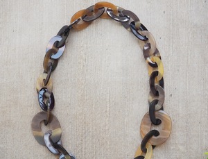 Collar de Lujo Hecho a Mano con Cuerno de Búfalo, Joyería Natural y Sostenible para Mujer, Alta Calidad - Product Image 5