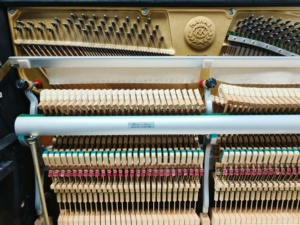 Piano Vertical KAWAI BL71 de Segunda Mano de Japón con Tono Cálido para Compradores Globales - Product Image 4