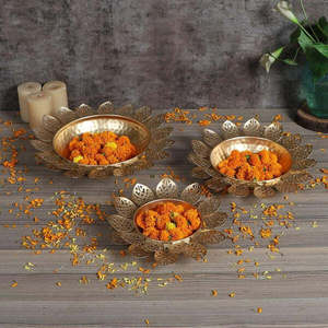 Belleza radiante Artesanal Urli Diya Creaciones Majestic Glow Designer Urli Diya para tu espacio - Product Image 1