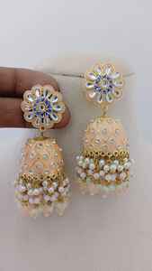 Juego de aretes Meenakari Kundan Jhumka latón pesado imitación perla forma de campana imitación rodio plateado personalizar diseño moderno - Product Image 3