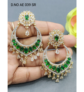Boucles d'oreilles dorées éblouissantes pour femmes qui combinent des éléments modernes et traditionnels pour toutes les préférences de style de l'Inde - Product Image 5