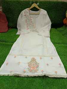 Trajes pakistaníes Pure Chanderi con forro de algodón malmal bordado pesado Zari yugo y frente con encaje de secuencia bordado completo - Product Image 5