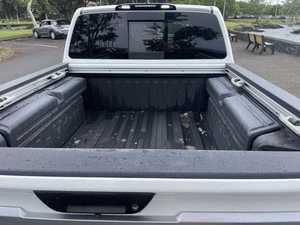 Nissan Titan Platinum Reserve Crew Cab 4WD Automatique Volant à Gauche Cuir Foncé R18 2024 - Product Image 6