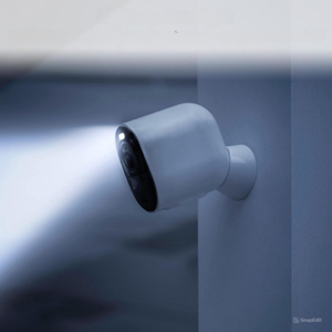 Cámara de seguridad inalámbrica para el hogar con foco, compatible con Smart Hub, visión nocturna en color, audio bidireccional - Product Image 3