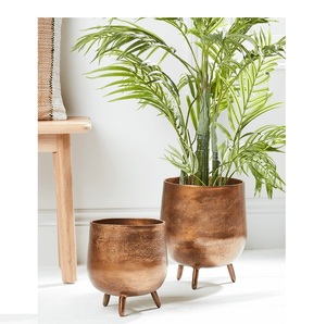 Maceta de metal industrial ligera y duradera con elegante acabado dorado mate, perfecta para una decoración minimalista moderna - Product Image 4