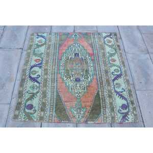 พรมปูพื้นลายปะติดสีแดงวินเทจ ขนาด 3.7x3.7 ฟุต พร้อมแผ่นรองหลังทำจากยางพารา เป็นมิตรต่อสิ่งแวดล้อม เหมาะสำหรับตกแต่งบ้าน - Product Image 1