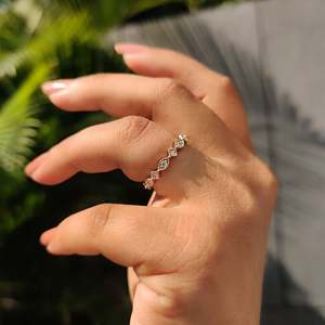 Anillo de Boda de Oro Amarillo con Diamantes de Corte Redondo y Diseño de Contorno Marquise - Product Image 3