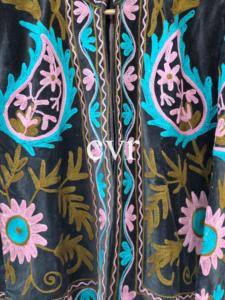 Chaqueta de Terciopelo con Bordado Floral a Mano, Cuello Mandarín, Manga Larga, Talla Grande, Estilo Elegante para Mujer, Invierno - Product Image 5