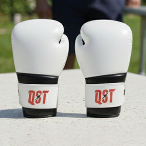 Gants d'entraînement de combat de kickboxing professionnels QST pour adultes, en cuir PU original, durables, anti-humidité, fermeture auto-agrippante, personnalisables - Product Image 4