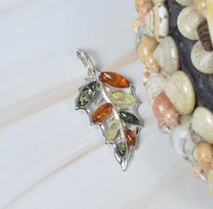 Pendentif en forme de feuille élégante en argent sterling massif 925 avec incrustation de pierres précieuses multiples pendentifs à breloques en ambre baltique naturel - Product Image 1
