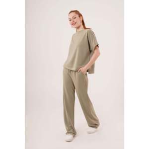 Ensemble deux pièces Lustrin pour femme : haut à manches courtes en modal et pantalon de survêtement à jambes larges - Tenue décontractée vert olive pour la détente (vente en gros) - Product Image 1