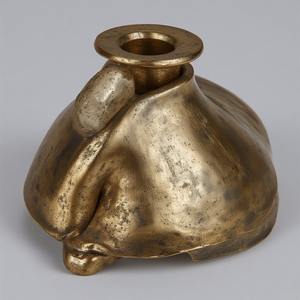 Portavelas de cuerno de aluminio hecho a mano con detalles ornamentados trabajo artesanal que ofrece acento decorativo para interiores - Product Image 3