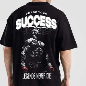 เสื้อยืดโอเวอร์ไซส์สีดำพิมพ์ลายตามสั่ง Success Chase ทรงหลวมพร้อมลายพิมพ์ซิลค์สกรีน - Product Image 4