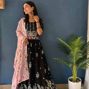 Broderie de créateur indien noir Lehenga Choli pour femme avec Dupatta personnalisable pour les fêtes de mariage - Product Image 1