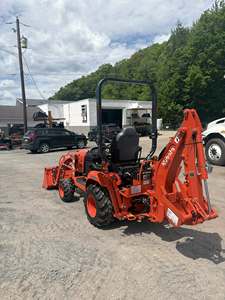 Tracteur utilitaire diesel Kubota BX23S avec chargeur et pelle arrière 4x4, hydraulique robuste, pour travaux agricoles et aménagement paysager - Product Image 3