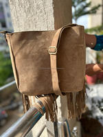 Sac à bandoulière en cuir de fourrure de style occidental unique pour femmes sac latéral de style vintage en cuir de fourrure usiné de couleur en relief