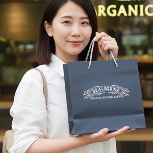 กระเป๋าของขวัญลายนูนแบบย่อยสลายได้หรูหราโลโก้กำหนดเองสีน้ำเงินเข้มดีไซน์ดอกไม้ริบบิ้นจับกระดาษสำหรับนาฬิกาแว่นตาขายปลีก - Product Image 5