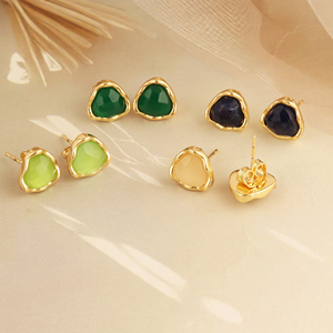 Prehnita Calcedonia gema Stud latón 18K chapado en oro Stud pendiente anti deslustre Stud pendientes joyería de moda al por mayor - Product Image 3
