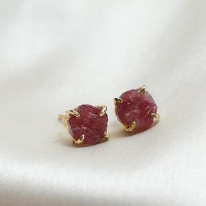 Ensemble de boucles d'oreilles en tourmaline rose brute plaqué or de 8 à 10mm, pierre de naissance faite à la main, bijoux délicats et minimalistes pour femmes - Product Image 6