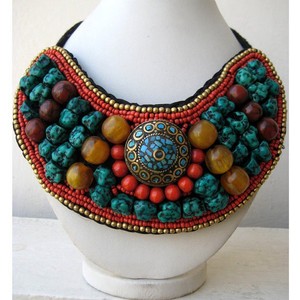 Collar de Último Diseño en Resina y Bordado para Mujer - Product Image 4